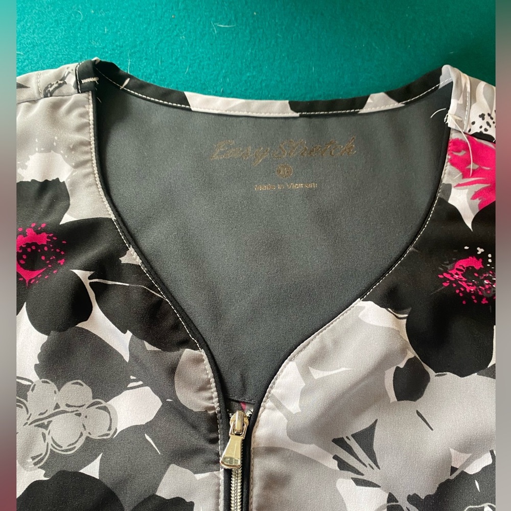 Easy stretch floral scrub top used XL